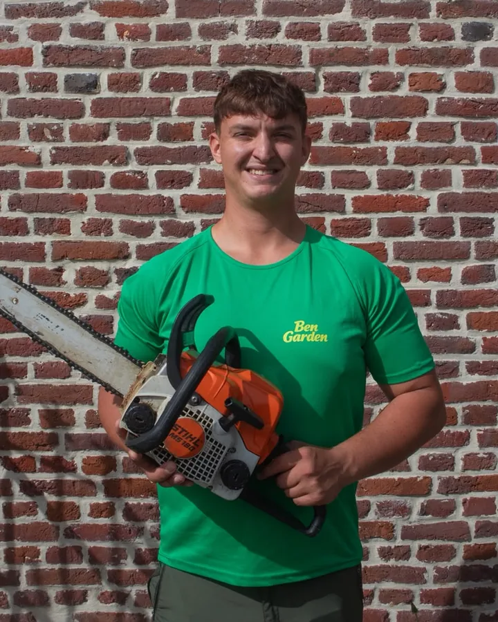 Benoit, de Ben Garden, avec sa tronçonneuse